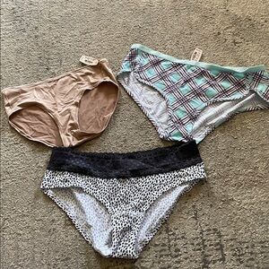 Victoria Secret 2pr NWTs hip hugger panties one pair low-rise hip hugger panty M